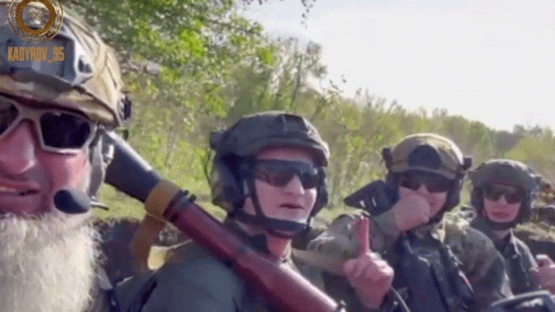 «Ахмат - сила!», «Аллаху Акбар»: Кадыров балаларының соғысып жүрген видеосын жариялады