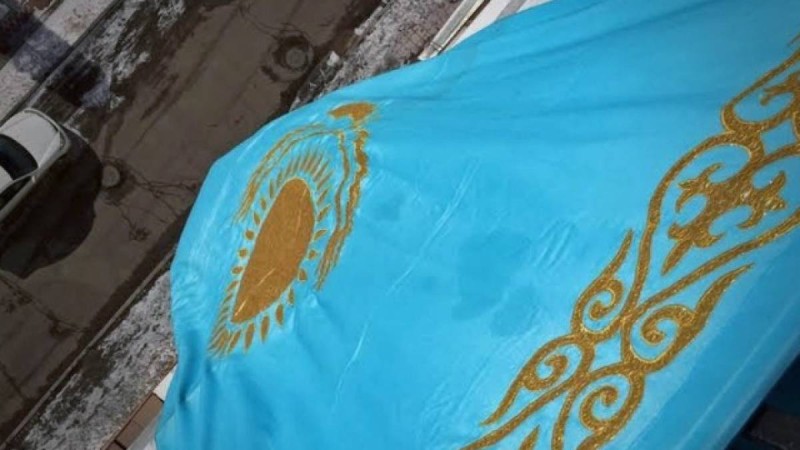 ​​"Тыйым салатын заң жоқ". Астана тұрғыны Туды қалай ілу керек екенін көрсетті