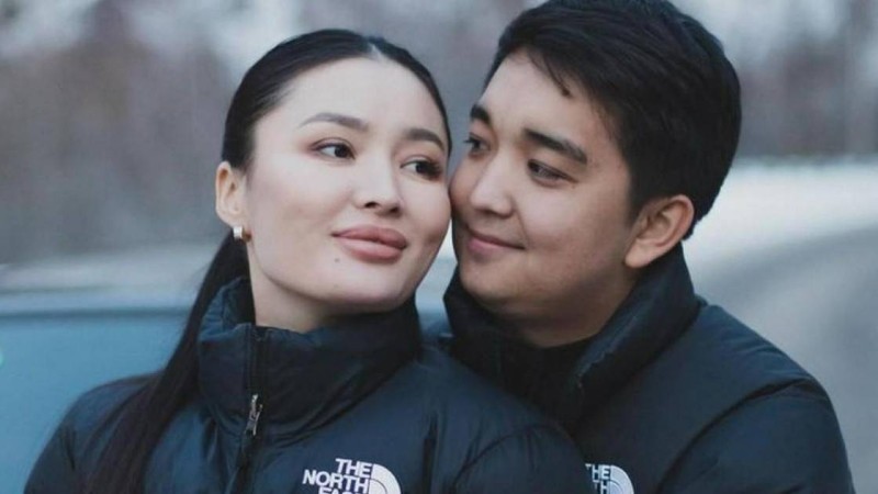 «Бүкіл нәрсе мамам арқылы шешіледі»: әйелімен ажырасып, қайта қосылған әнші ата-анасы туралы айтты