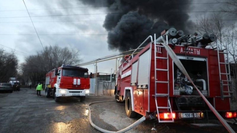 Алматыда көпқабатты үйлердің бірі өртенді. 17 адам эвакуацияланды