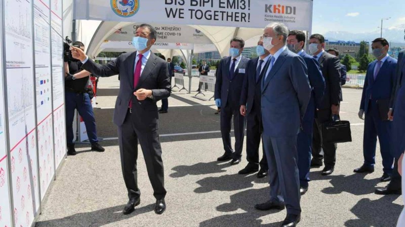 Әлеуметтік желіде Тоқаевтың баннердің жанында түскен суреті пікірталас тудырды - Қазақстан жаңалықтары