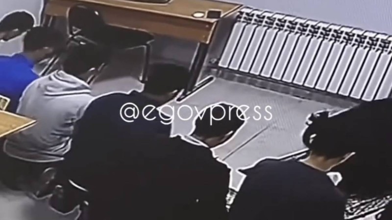 Желіде бір топ оқушының сабақ уақытында намаз оқып жатқан видеосы тарады