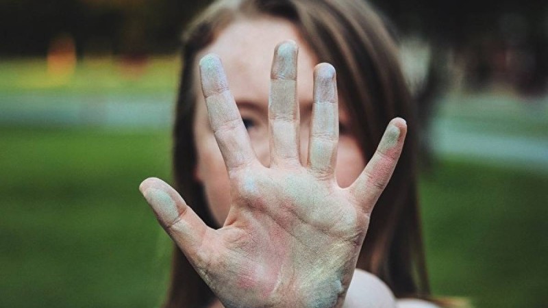 Қызға көмектеспек болған төрт жігіт ақырында оны зорлап, өртеп жіберді