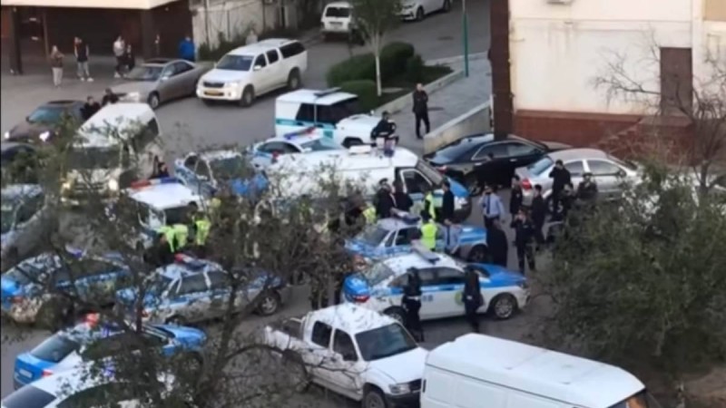 Ақтауда полицияның ер адамдарды жаппай ұстағаны видео түсіп қалды - Қазақстан жаңалықтары