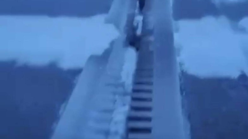 Семейдегі аяздан көпір екіге бөлініп кетті