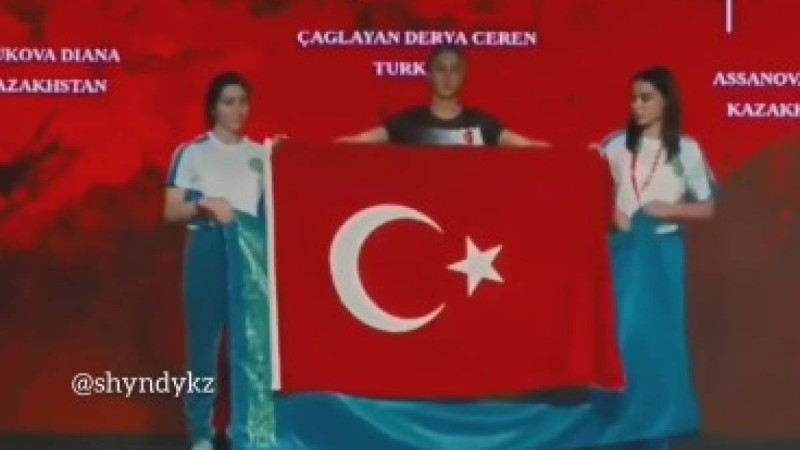 Орынға таласып қалды: Марапаттау кезінде түрік пен қазақ қыздары келісе алмай қалды