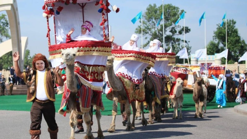 Сапарбаевтың орынбасары Түркістанға «түйемен» шықты (ФОТО)
