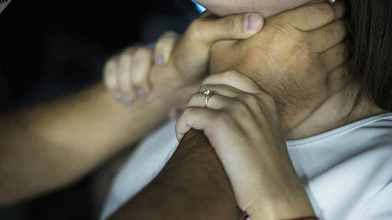 "Ол ешқашан мені тыныш қоймайды": Күйеуі гранатамен кепілдікке алған әйел сұмдық өмір сүріп жатқанын жайып салды - Қазақстан жаңалықтары