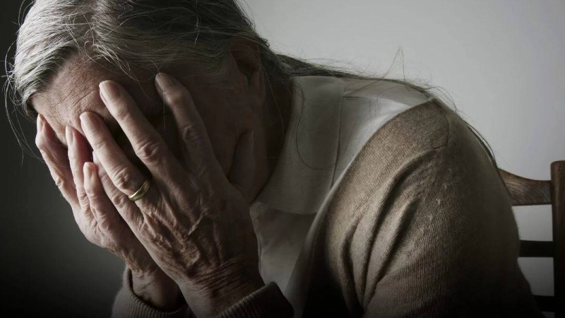 Қабырғасы сынған: Желіде Қарағандының бұрынғы әкімінің ұлы қарт анасын соққыға жыққаны туралы ақпарат тарады