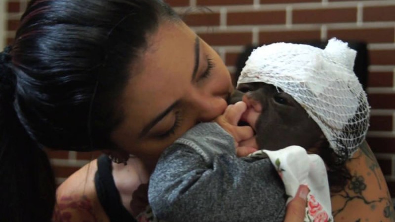 Бетінде "Бэтменнің маскасымен" туған сәбидің анасы видео жариялады