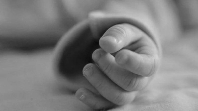 Оралда түйреуіш жұтып қойған алты айлық сәби көз жұмды