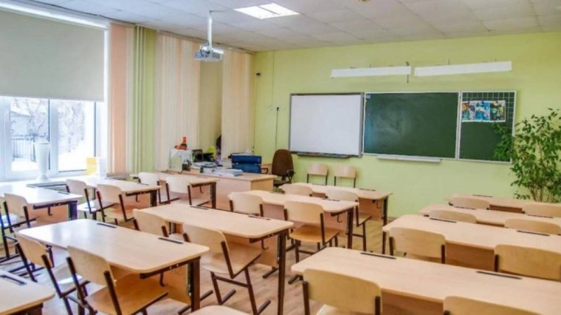 Атырауда оқушы мұғалімді итеріп, жарақаттаған