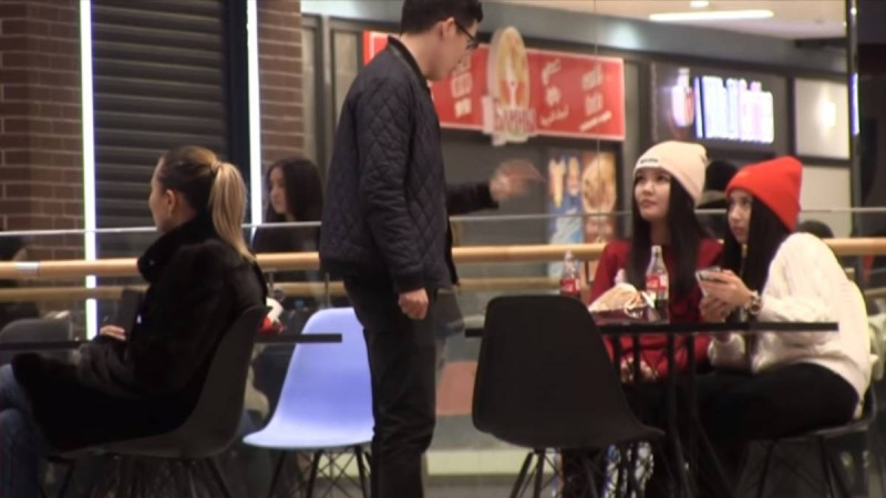 Қазақ қыздары мен жалмаңдаған жас қытай – біртүрлі пранк (ВИДЕО)