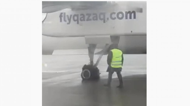 "Бәріміз өлеміз деп ойладым": Алматы әуежайында Qazaq Air ұшағының дөңгелегі жарылды