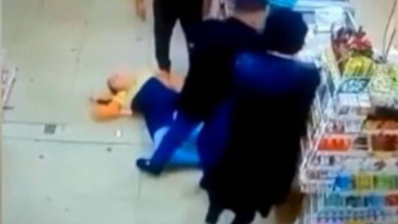 Қарағандылық әйел сауда үйінде кассир қызды бір ұрып сұлатты (ВИДЕО)