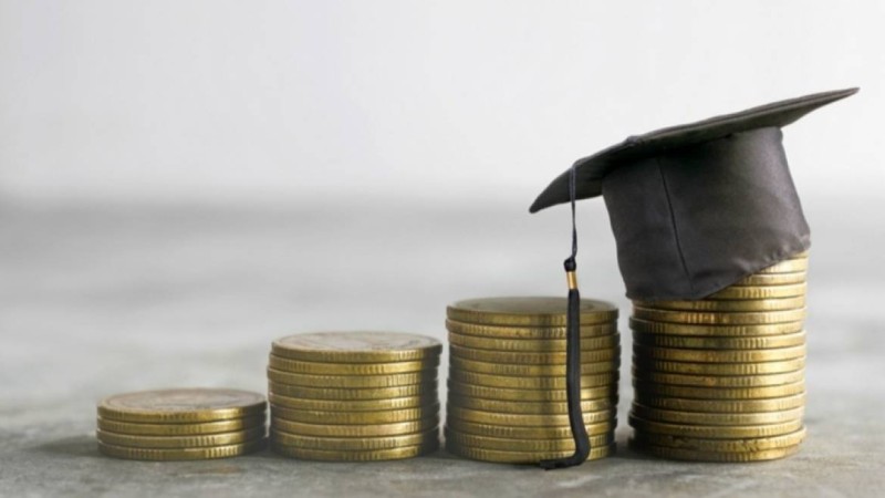 Студенттерді жатақхана коменданты үлкен көлемде несие алуға мәжбүрлеген