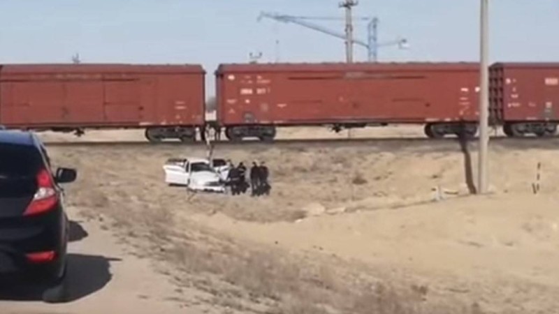 Маңғыстау облысында жүк пойызы көлікті соғып кетті (видео)