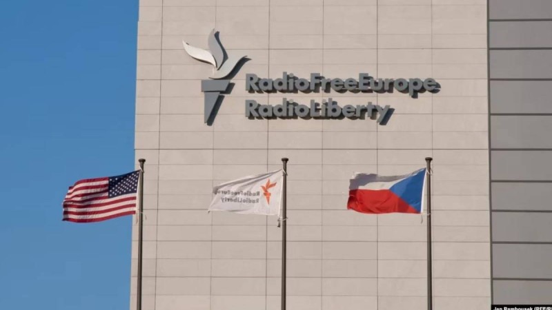 Трамп жеті агенттікте қысқарту жүргізу туралы жарлыққа қол қойды. Арасында "Азаттық радиосы" мен "Америка дауысы" да бар