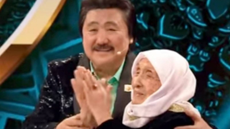 "Маған ана да, әке де, ана да бола білді": Марат Омаров 94 жастағы анасымен бірге сұхбат берді - Қазақстан жаңалықтары