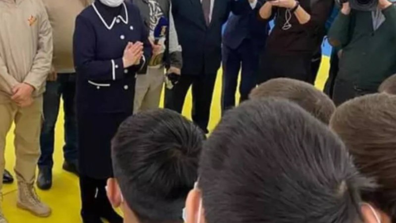 “Министр де бар”: Қасиетті татамиге аяқ киіммен шығып кеткендер сынға қалды