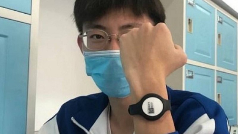 Қытайдағы мектеп оқушыларына температураны өлшейтін білезік кигізілді - Қазақстан жаңалықтары