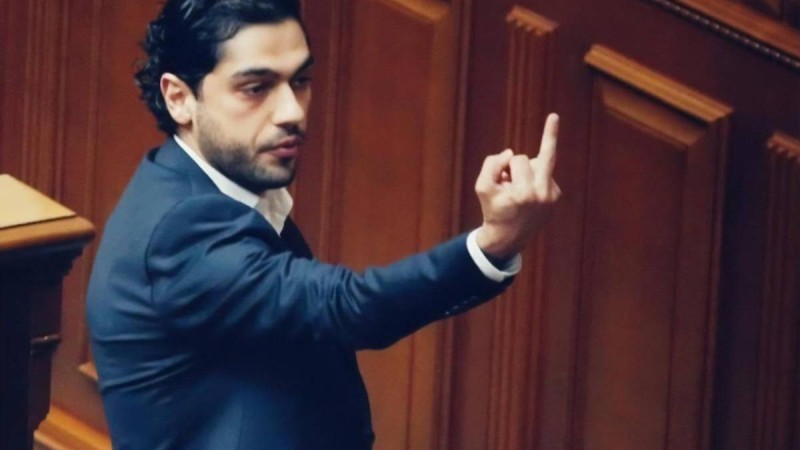 Депутат Президент Зеленскийге ортанғы саусағын көрсетті