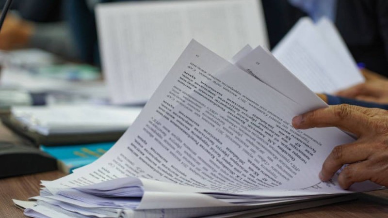 Алматыда баласын өлтірген әкенің сотына бет-аузын тұмшалаған біреу кіріп келді