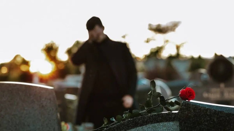 Танымал әзілкеш 8 наурыз мейрамында әйеліне зираттан орын сыйлады