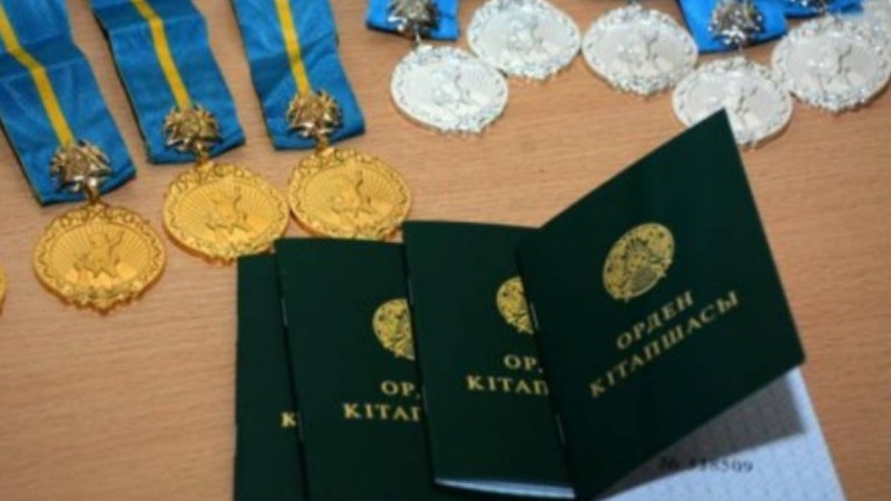 Депутат төсбелгісінің бағасы 303 мың теңге, "Алтын алқа" наградасының құны көк тиын