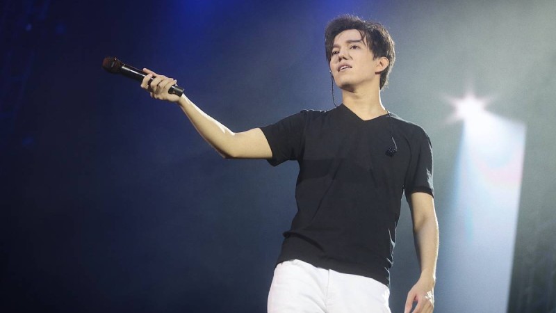 "Димаш" қазақстандықтарға 10 мың доллардан беруге уәде етті