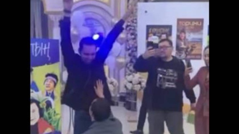 "Аузымен мүшесін алған сияқты биі тарады": Атышулы Қайрат Әділгерейдің тағы бір ерсі қылығы әшкере болды