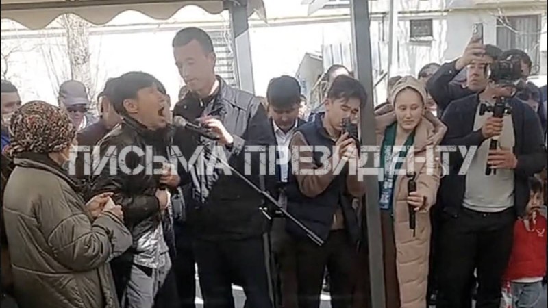 Шымкент әкімі Ғабит Сыздықбековтың тұрғындармен кездесуінде шу шықты (ВИДЕО)