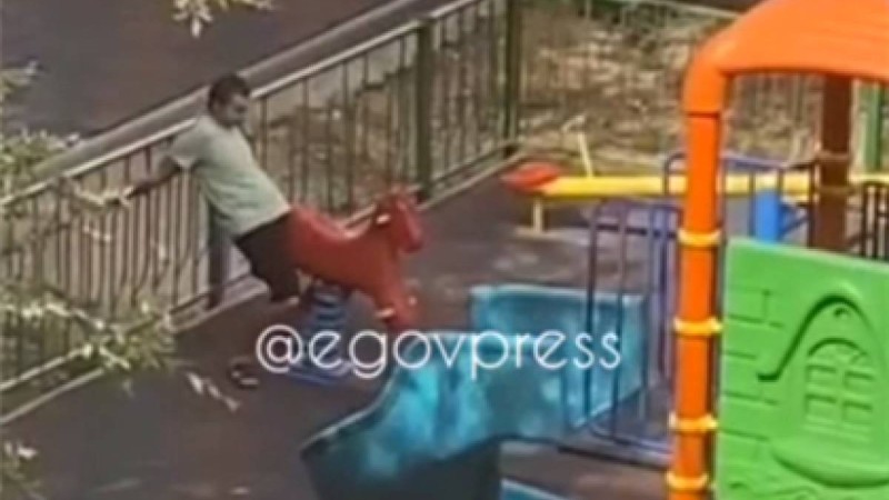 "Биеге шапқан айғырдай". Шымкентте ер адам ойын алаңындағы ойыншық атқа жабысып, түсініксіз қимылдар жасады