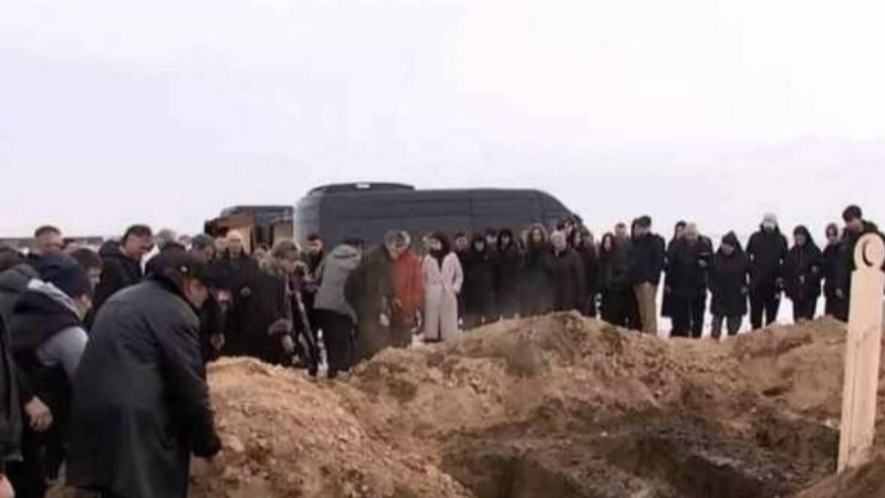 «Олар бақытты еді»: Алматыдағы лай көшкінінен қаза тапқан отбасы жерленді