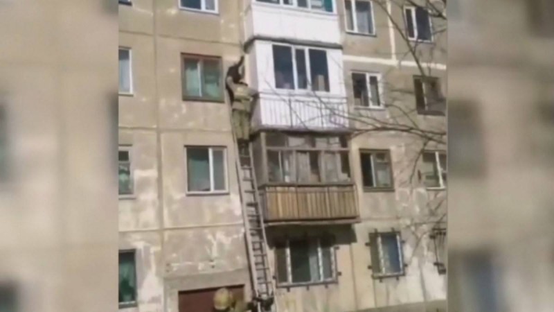 Қарағанды облысының тұрғыны балконға ілініп қалған