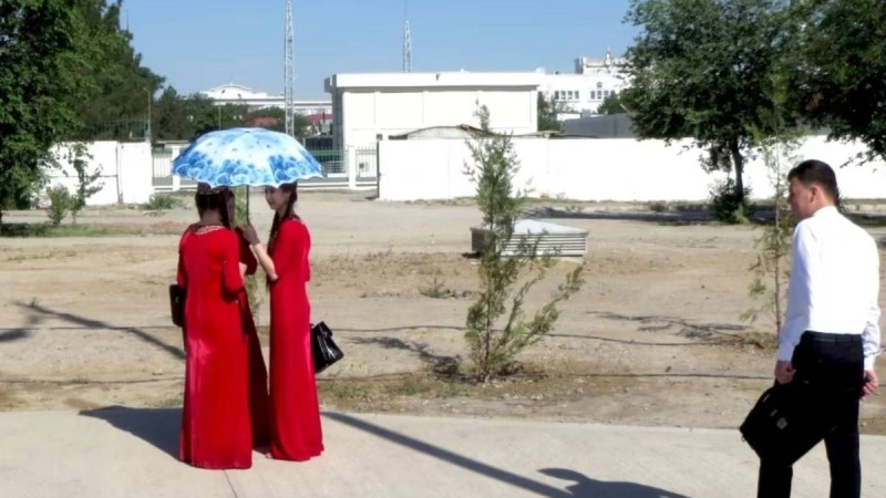 Түрікменстанда оқушы қыздардың пәктігі тексеріліп жатыр