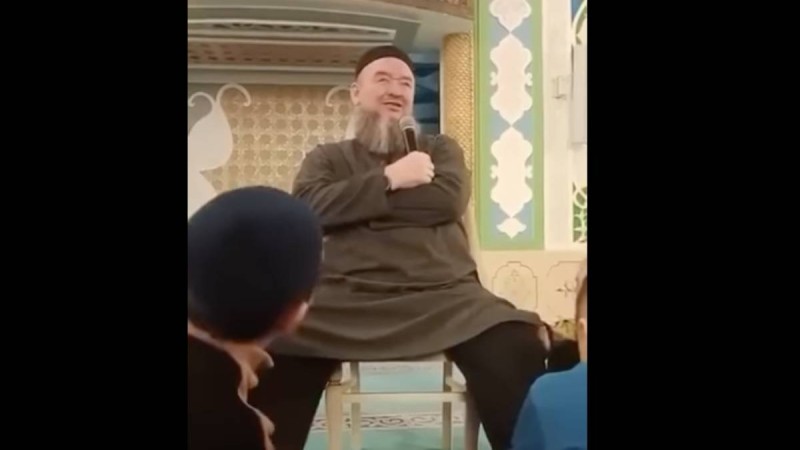 «Ертең табанын жалатады»: Шәкірттеріне аяғын уқалатқан ұстаз жұрттың ашуына тиді (ВИДЕО)