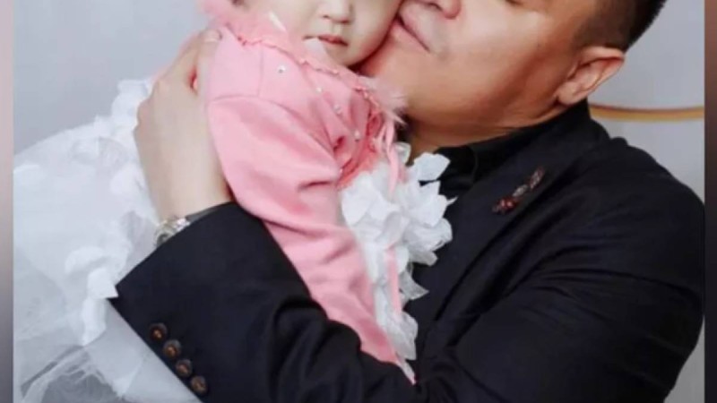 "Әкесінен аумайды". Қайрат Түнтеков алғаш рет қызын көрсетті