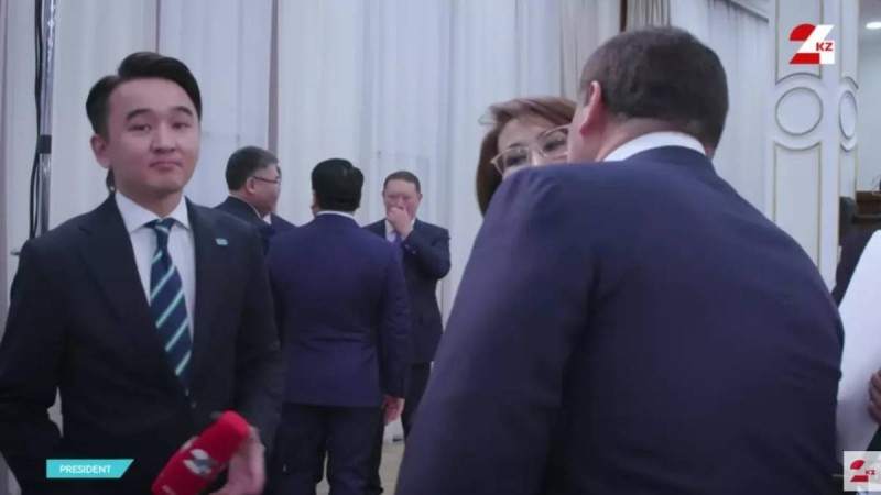 "Тойда кездесіп тұр ма?": денсаулық сақтау министріне сұхбат беруге кедергі келтірген әкім сынға қалды (видео)