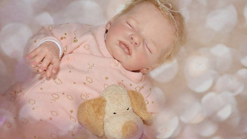 "Күйеуім кетіп қалады деп қорықтым". Әйел 9 ай жүктімін деп өтірік айтып, сәби орнына қуыршақ жерлеген