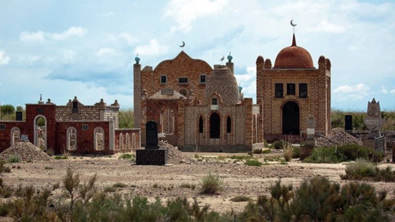 Зират басына барған шымкенттіктер жаға ұстарлық жағдайға тап болды – видео