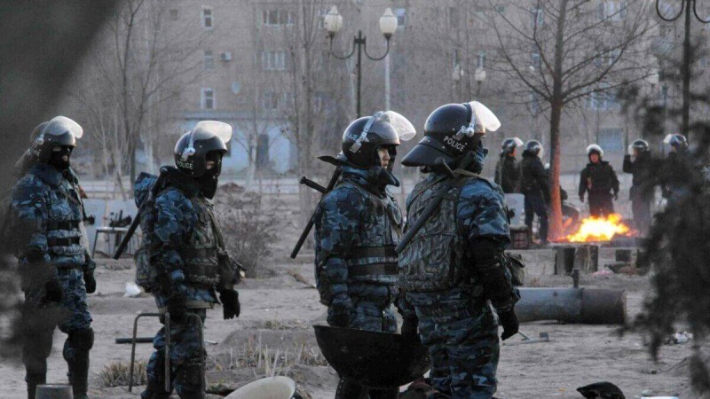 Ресейлік журналист "Жаңаөзен оқиғасы" туралы: Жүкті әйел мәйіттер жатқан үйлерге алып барды. 64 адам өлген