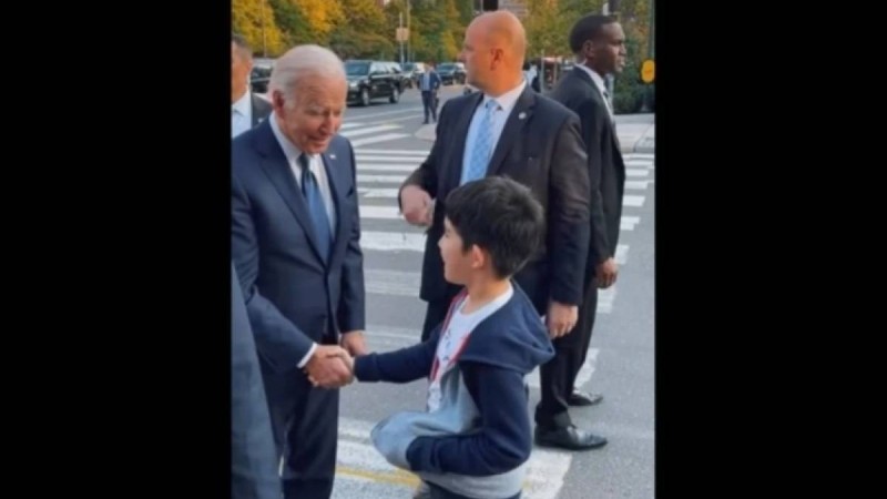 Қазақстандық бала көшеде АҚШ президентімен сөйлесті