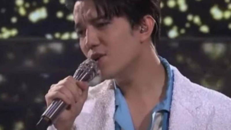 Жаңа жыл қарсаңында. Димаш Құдайберген Қытайдағы басты телеарналарда өнер көрсетті