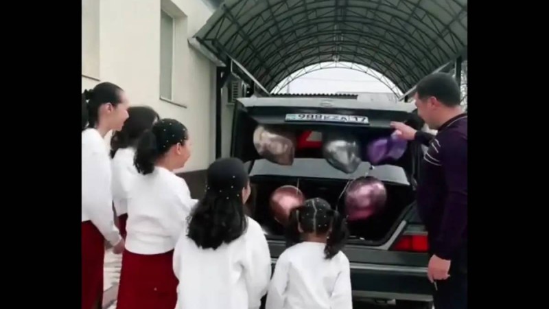 Жеті қызы мен әйеліне ерекше сыйлық жасаған азамат елді тәнті етті (ВИДЕО)