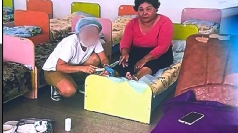 Көкшетаудағы балабақшада тәрбиеші бүлдіршіннің төсегіне жатып алып шугаринг жасатқан