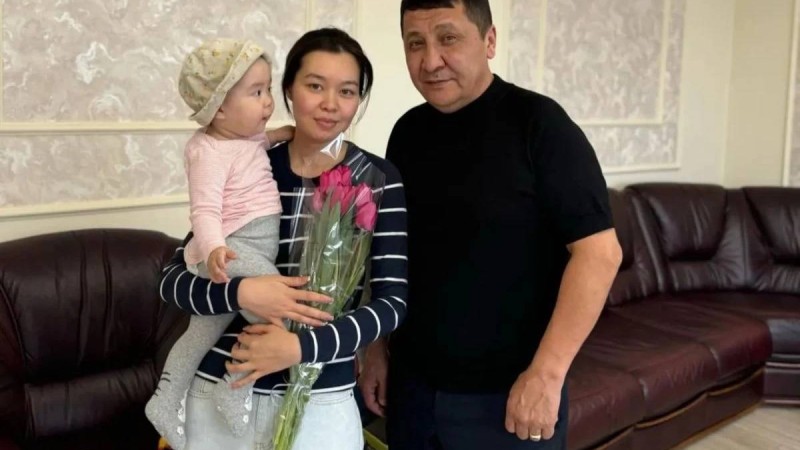 "Шүкір, бәрі жақсы": Алматылық батыр Мұса Әбдірайым әуежайда өзі құтқарған қызбен кездесіп қайтты