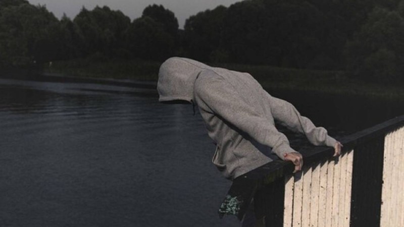 Қостанайда сүйген қызымен ұрсып қалған жігіт көпірден секіріп кетті (видео)