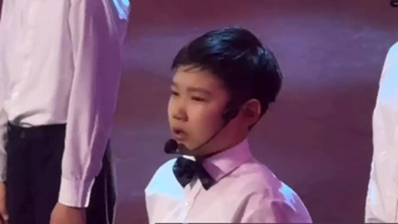 Президенттің алдында ана туралы ән айтып тұрып, көз жасын тоқтата алмаған бала көпшілікті сүйсінтті (видео)