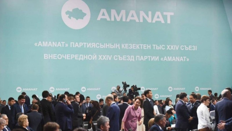 "Сізді жақсы көреміз!": Президентке ықыласын білдірген жастар сынның астында қалды